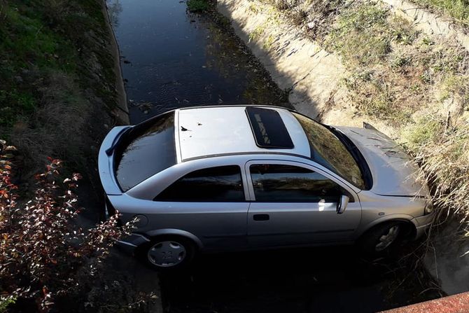 Udes, kanal, Petrovaradin, auto uleteo u kanal Udes, kanal, Petrovaradin, auto uleteo u kanal