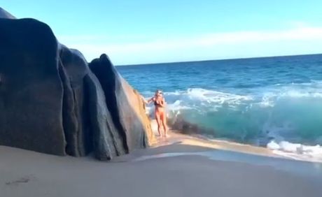 Devojka Meksiko plaža talas