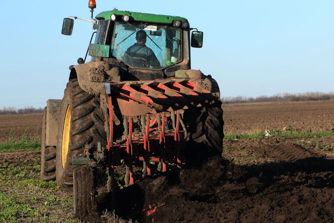 Na poljima u okolini Sombora jesenje duboko oranje njiva