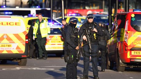 London, pucnjava na mostu