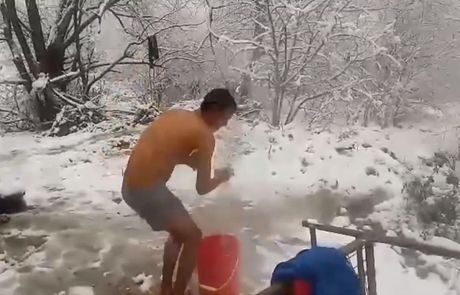 Sneg migrant kupanje