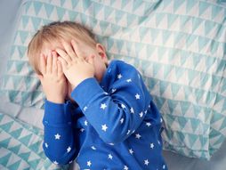 dete, decak, skrivanje, uplasen, strah, plače, krevet, ugaona, kutij az aodlaganje poseteljine posteljinu