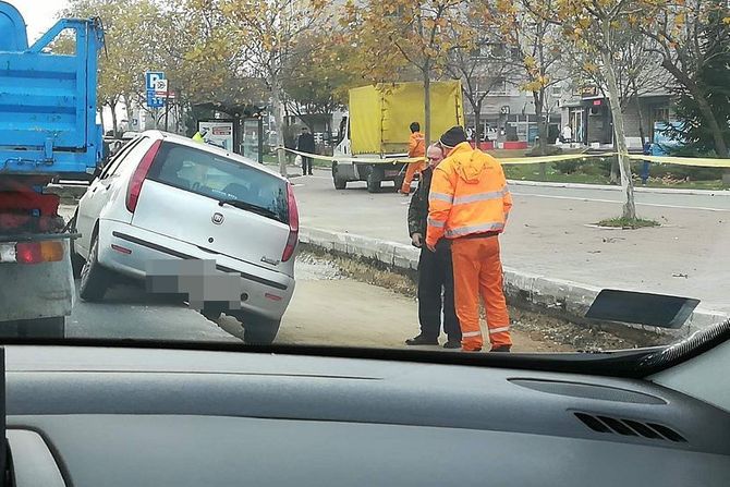 Auto upao u neobeleženu rupu