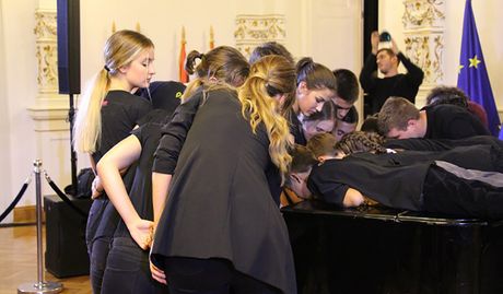 Muzička škola "Isidor Bajić", Ginisov rekord u broju ljudi koji u isto vreme sviraju jedan klavir