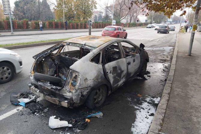 Niš, zapaljeno taksi vozilo zapaljen taksista