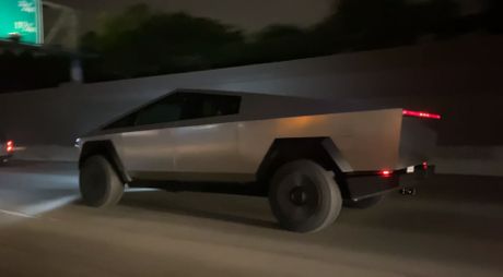 Tesla Cybertruck, Mask za volanom