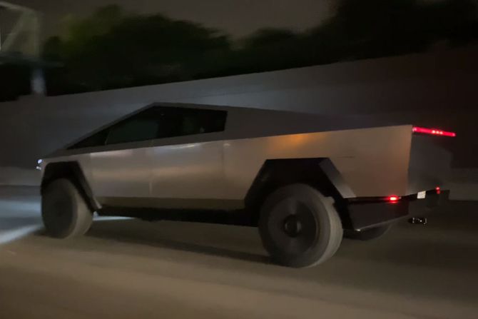 Tesla Cybertruck, Mask za volanom