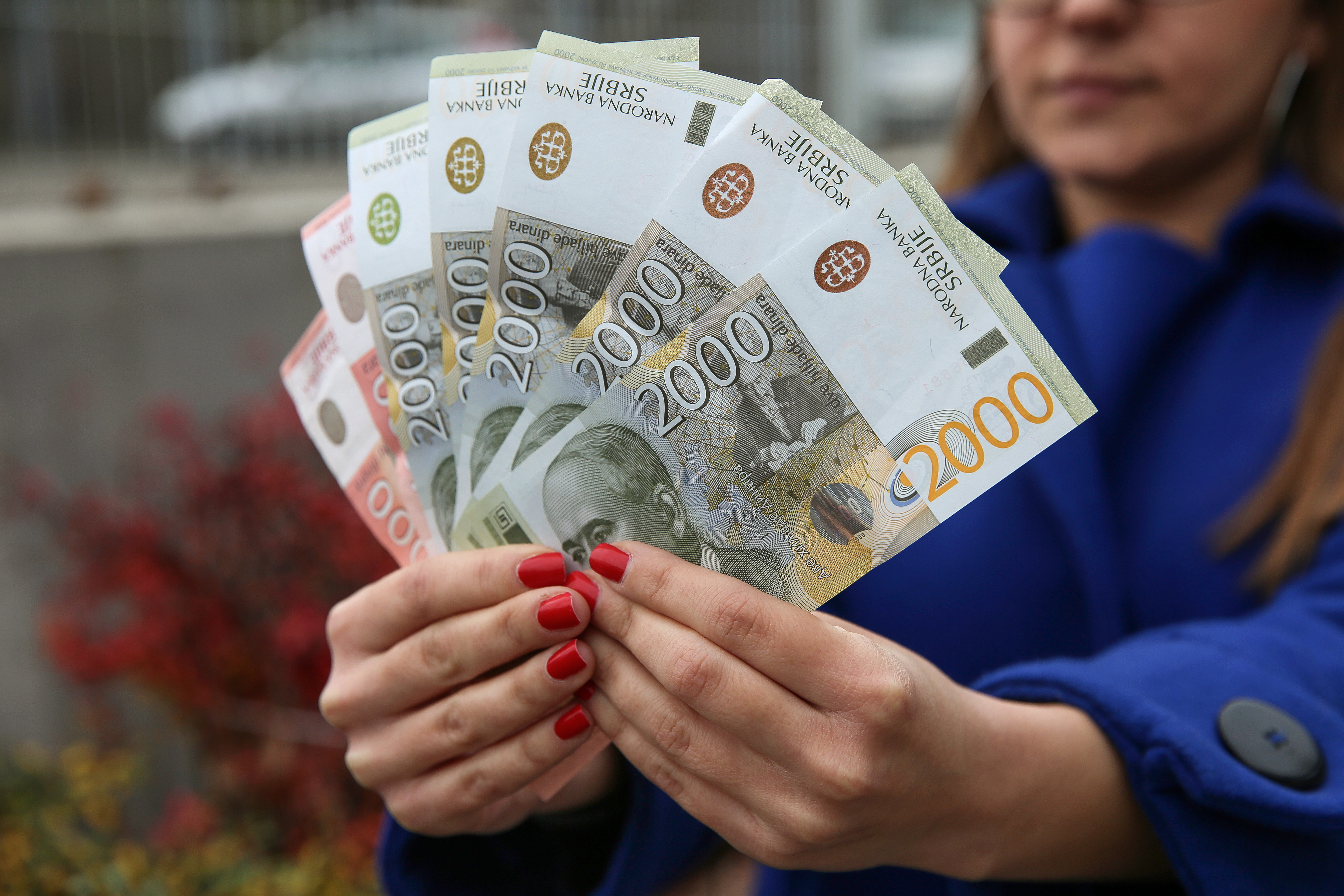 Prosečne plate u državnim ustanovama veće nego kod privatnika: Najbolje plaćeni "zaposleni u administraciji"