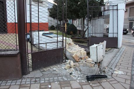 Srušena kapija i deo ograde crkve u Novom Sadu