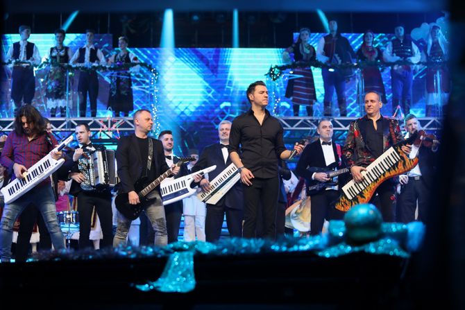 Amadeus Band, Amadeus Bend Amadeus Band, Amadeus Bend