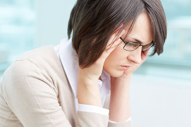 Umorna žena, depresija, bol, glava Umorna žena, depresija, bol, glava