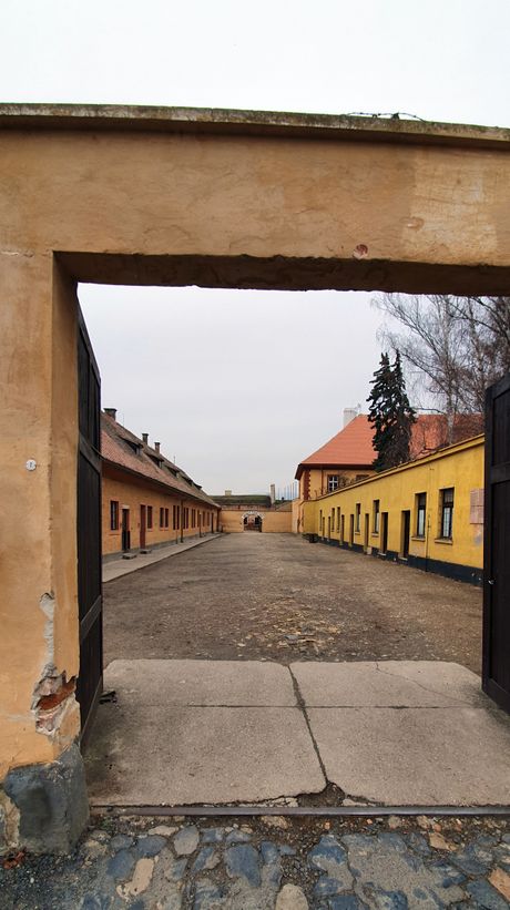 Tvrđava Terezin gde se nalazi ćelija u kojoj je preminuo Gavrilo Princip. Tvrđava Terezin gde se nalazi ćelija u kojoj je preminuo Gavrilo Princip.