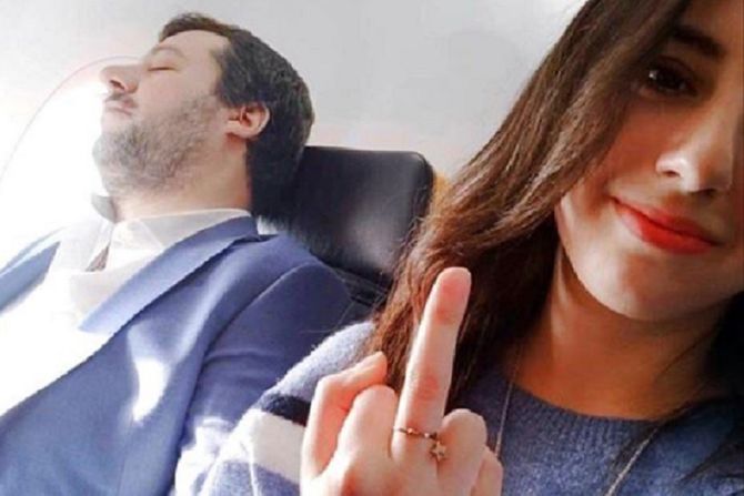 Mateo Salvini, avion, srednji prst