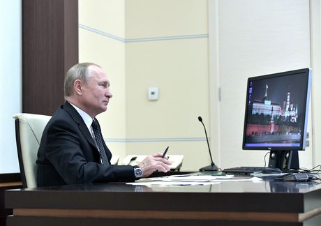 Vladimir Putin za kompjuterom