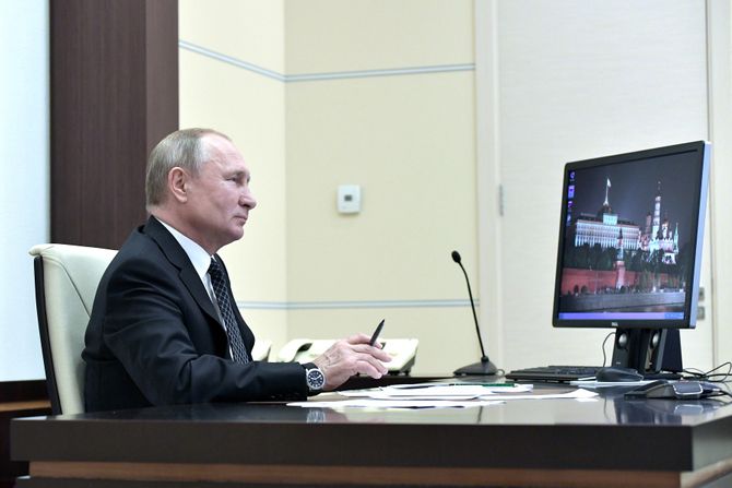 Vladimir Putin za kompjuterom Vladimir Putin za kompjuterom