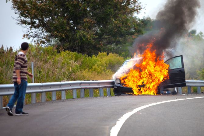 Zapaljen automobil, auto, kola, vatra, plamen