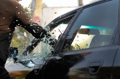 Razbijena, kola, vandalizam, krađa, obijanje, razbijanje automobila Razbijena, kola, vandalizam, krađa, obijanje, razbijanje automobila