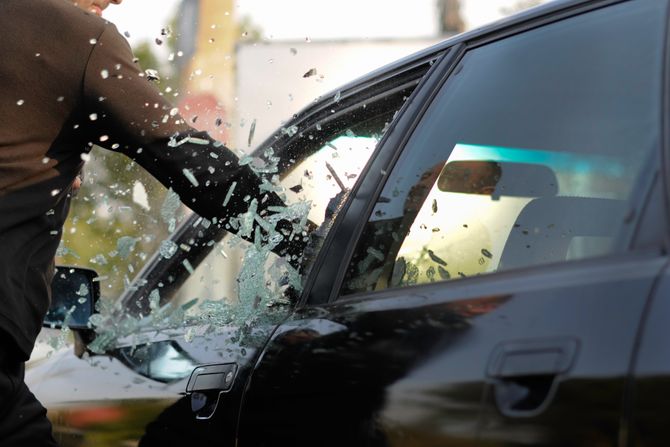 Razbijena, kola, vandalizam, krađa, obijanje, razbijanje automobila Razbijena, kola, vandalizam, krađa, obijanje, razbijanje automobila