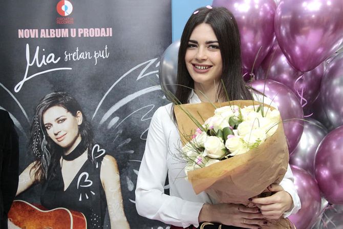 Mia Dimšić Mia Dimšić