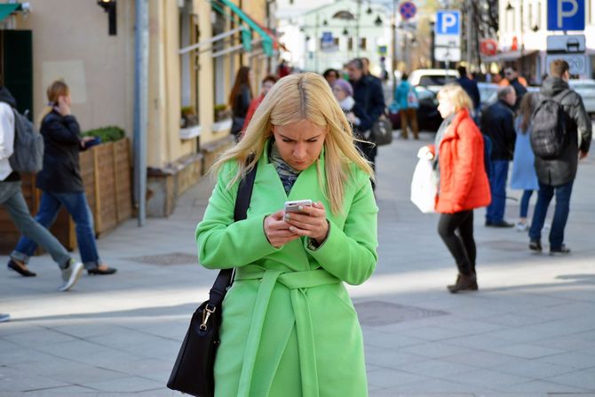 devojka, telefon, dopisuje se devojka, telefon, dopisuje se