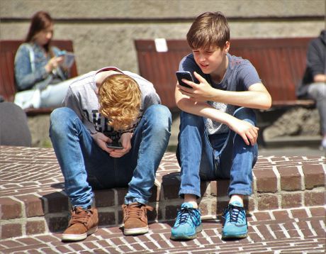 Deca se igraju sa mobilnim telefonima, škola, mobilni, društvene mreže, zavisnost, internet
