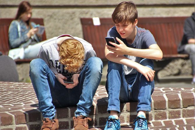Deca se igraju sa mobilnim telefonima, škola, mobilni, društvene mreže, zavisnost, internet Deca se igraju sa mobilnim telefonima, škola, mobilni, društvene mreže, zavisnost, internet