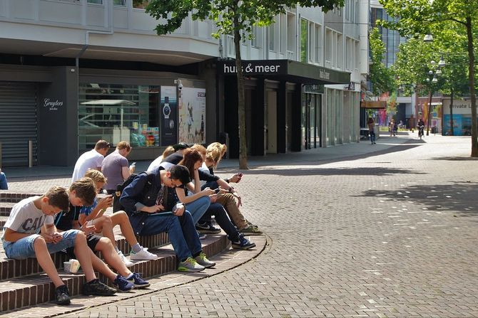 Tinejdzeri, skola, mobilni telefon, internet zavisnost