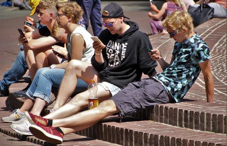 Tinejdzeri, skola, mobilni telefon, internet zavisnost Tinejdzeri, skola, mobilni telefon, internet zavisnost