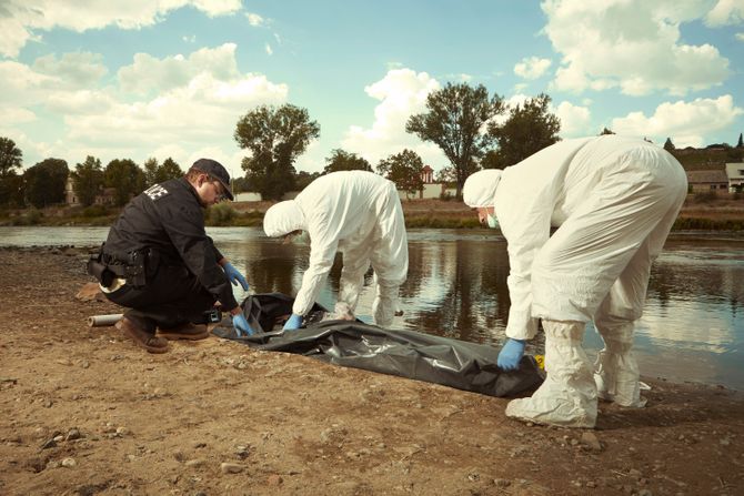 Policija izvlači telo iz reke