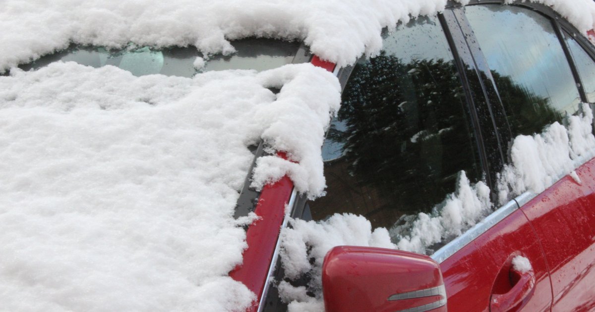 Kako da odledite zaleđena stakla na automobilu bez bez grebanja i pucanja