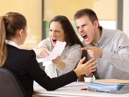 Bračni par se ljuti na šalterskog radnika