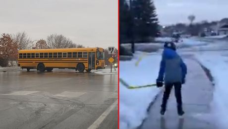 Autobus dečak klizanje ulicom led sneg