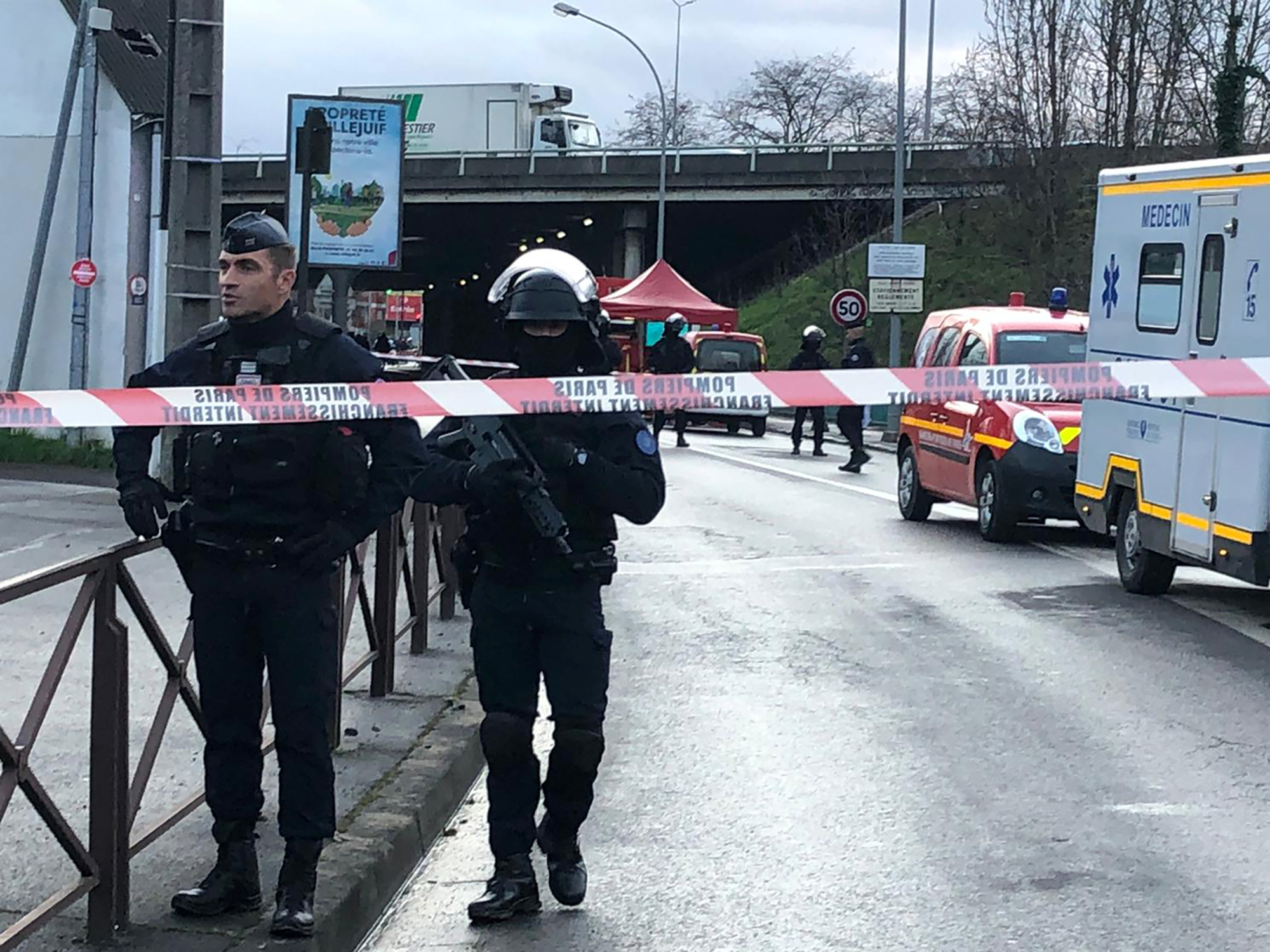 UŽAS U PARIZU! Dečak (16) u 3 ujutru ušao u policiju krvavih ruku i šokirao prisutne: "Ubio sam brata i majku"