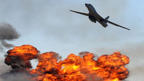 Avion bombarduje bombardovanje baca bombe