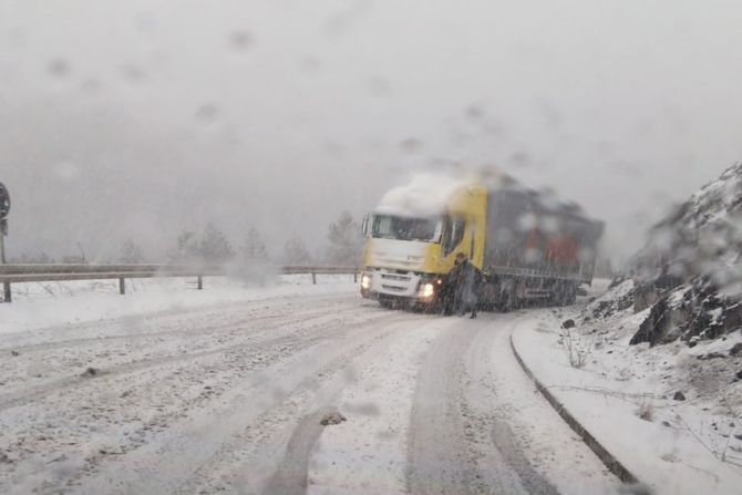 Sneg, Nova Varoš, Jabuka, zavejani putevi