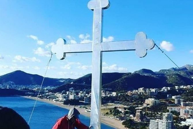 Meštani Bečića postavili metalni krst iznat Rafailovića Meštani Bečića postavili metalni krst iznat Rafailovića