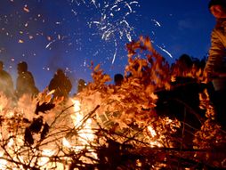 Badnje vece Kosovo, Kosovska Mitrovica, paljenje badnjaka