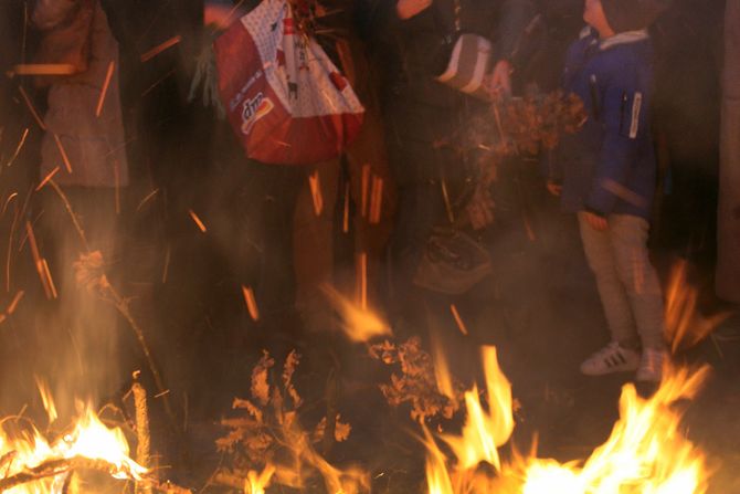 Parijarh Srpske pravoslavne crkve Irinej predvodio je osvećenje i nalaganje Badnjaka ispred Hrama Svetog Save.