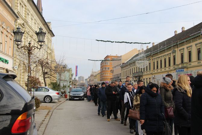 Stotine Novosađana u redu za karte za Balaševićev koncert