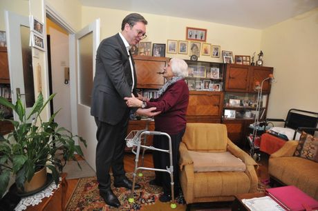 Aleksandar Vučić i baka Nadežda Pavlović Aleksandar Vučić i baka Nadežda Pavlović
