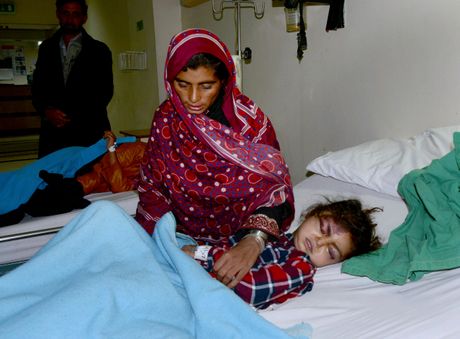 Pakistan lavina devojčica