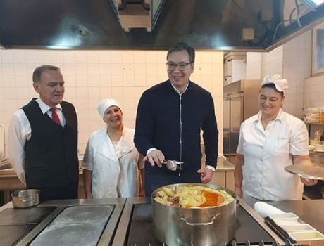 Aleksandar Vučić u kuhinji Predsedništva