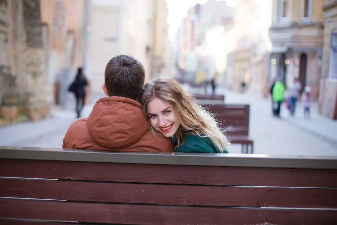 devojka na ramenu svog momka