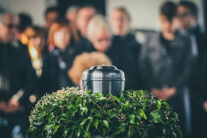 Urna, sahrana, kremacija, kremiranje pokojnika Urna, sahrana, kremacija, kremiranje pokojnika