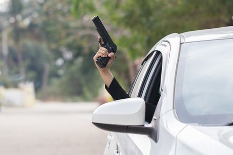 Pucanje iz pištolja iz kola automobila kroz prozor