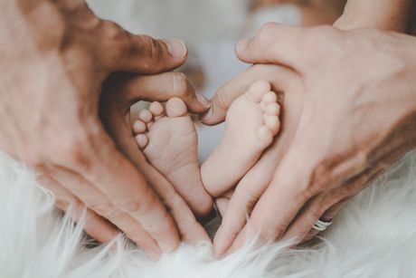 beba, noge, stopala, porodica, roditelji, roditeljstvo, ljubav, prinova