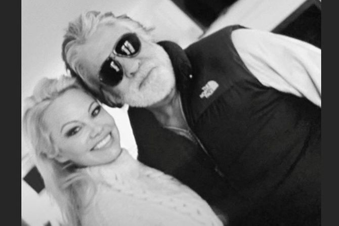 Pamela Anderson, Džon Piters Pamela Anderson, Džon Piters