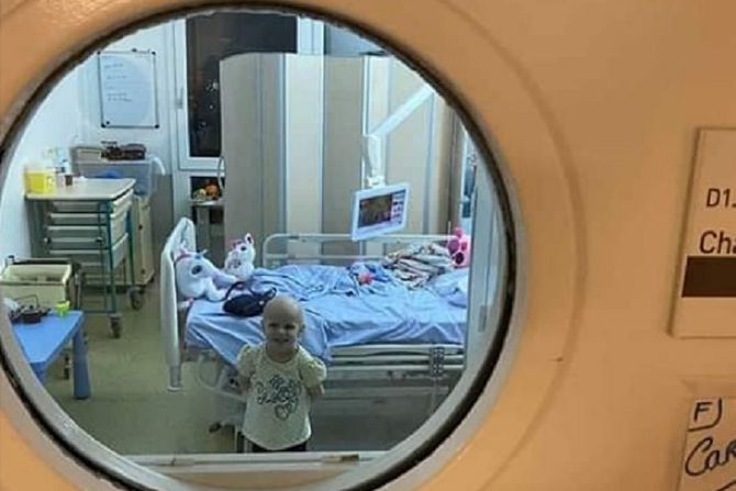 Prva Fotografija Male Helene Iz Bolnice Kroz Prozor Bolničke Sobe Poslala Je Pobednički Osmeh 7905