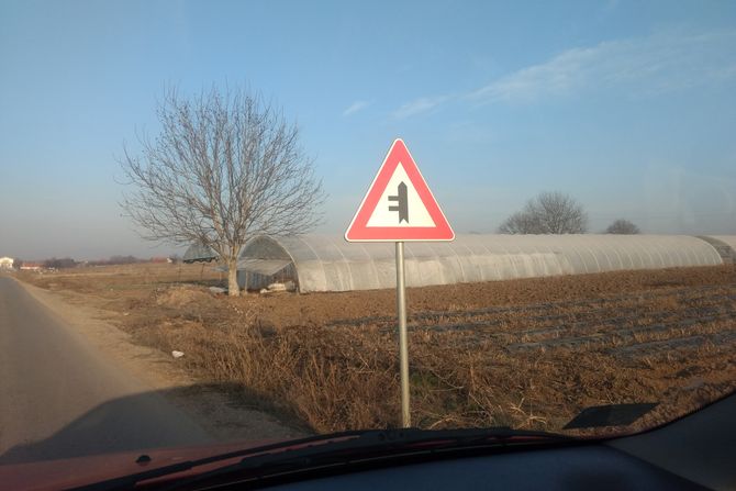 Nepoznati saobraćajni znak