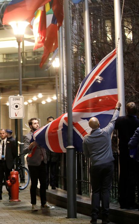 Zastava Velika Britanija, Brisel, skidanje
